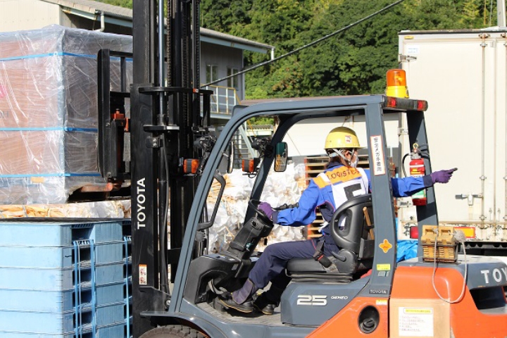 トラックを運転している