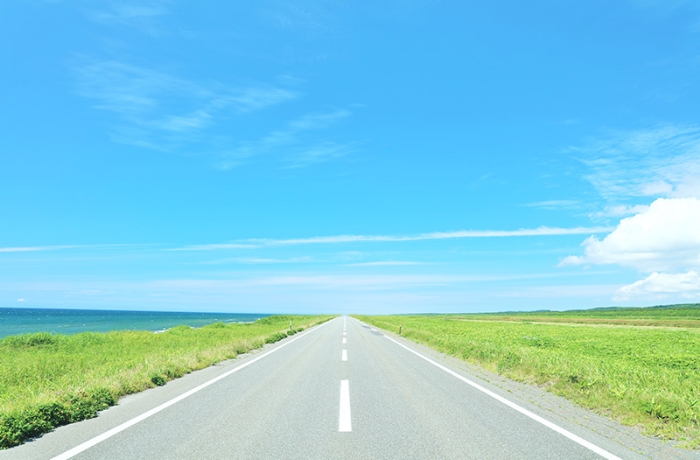 海へと続く空の道路。周囲には何もなく、穏やかな自然の美しさが広がっています。